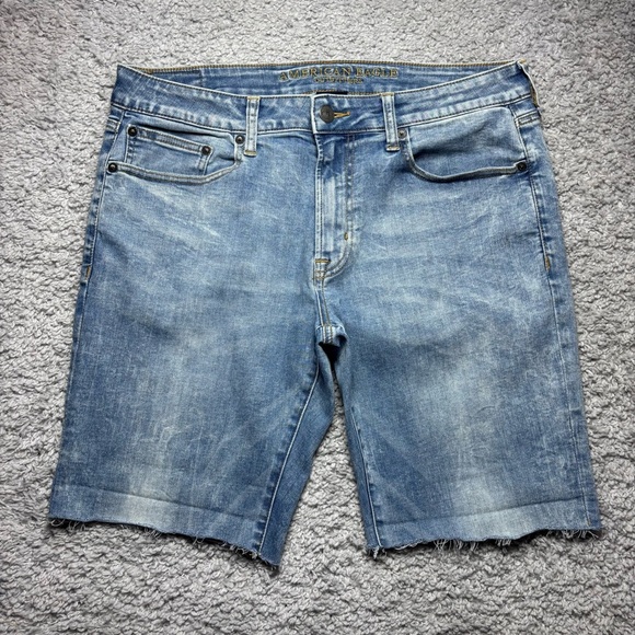 American Eagle Shorts Mens 34 Light Wash Denim Cut Offs Raw Hem Flex Casual Work - Picture 1 of 6